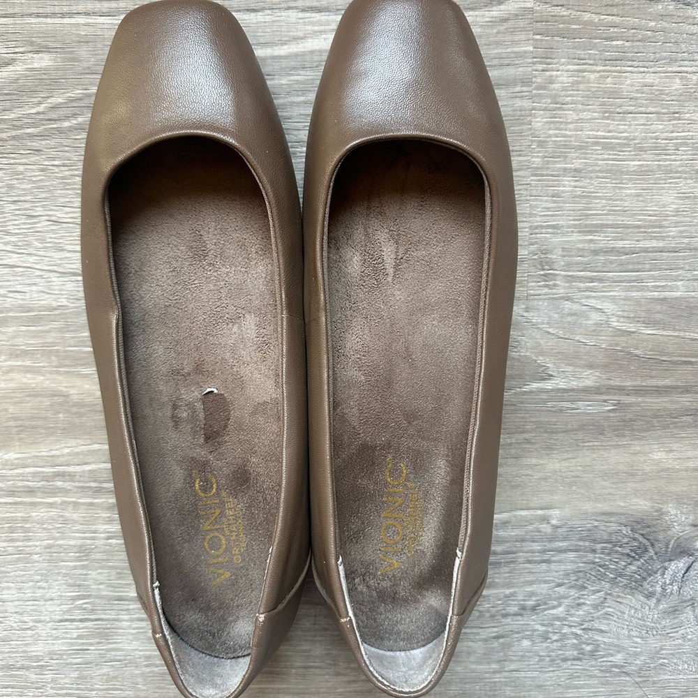 Vionic Women's Brown Flats